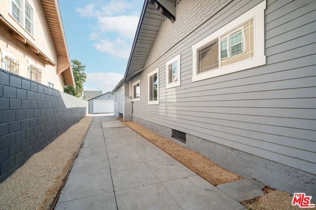 1050 W 48th Street, Los Angeles, California 90037 home-pic-13